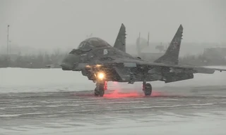 Phi công Nga lái MiG-29K bay lượn dưới trời tuyết trắng xóa Bắc Cực