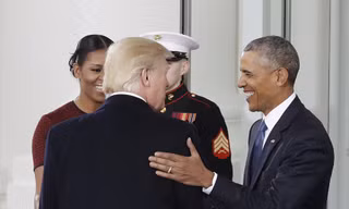 Vợ chồng Tổng thống Obama niềm nở đón ông Trump