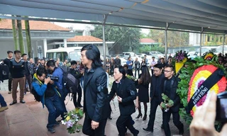 Các thành viên ban nhạc Bức tường tại tang lễ Trần Lập.