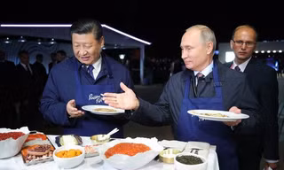 Hai ông Putin – Tập Cận Bình làm bánh, ăn trứng muối, uống vodka