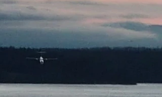 Phi cơ Q400 bay ở độ cao cực thấp trước khi đâm xuống đất. Ảnh: BBC