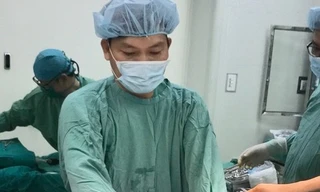 Bác sĩ phẫu thuật nối cánh tay bị đứt của anh Tuấn