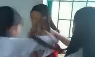 Nữ sinh đóng cửa lớp đánh bạn tàn tệ vì ghen tuông