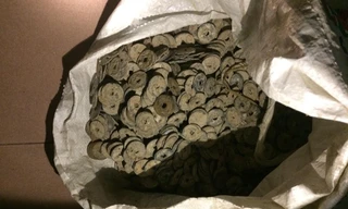 Dịp cận Tết Nguyên đán, một hộ dân ở Bắc Giang bất ngờ đào được 1 túi tiền cổ có niêm đại khoảng 200 năm được chôn dưới nền nhà. 