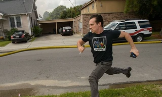 Gideon Hodge lao về phía đám cháy để cứu chiếc laptop.