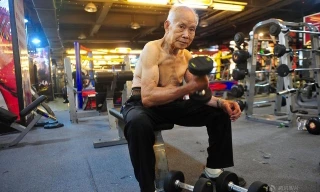 Cụ ông 94 tuổi khoe cơ bắp cuồn cuộn nhờ tập gym mỗi ngày