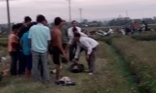 Kinh hãi phát hiện thi thể nằm sấp dưới mương nước