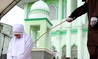 Cô gái 20 tuổi mới bị đánh vì đứng quá gần bạn trai.