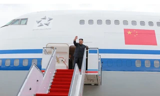 Chủ tịch Kim Jong-un vẫy chào từ cửa chuyên cơ Boeing 747 của hãng hàng không Air China. Ảnh: Rodong Sinmun