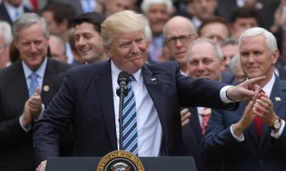 Tổng thống Donald Trump vui mừng phát biểu ở Vườn Hồng của Nhà Trắng sau khi Hạ viện đồng ý bãi bỏ Obamacare. Ảnh: Reuters