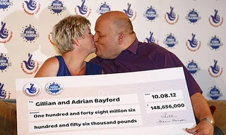 Vợ chồng Gillian và Adrian Bayford khi trúng số độc đắc 148 triệu bảng Anh.