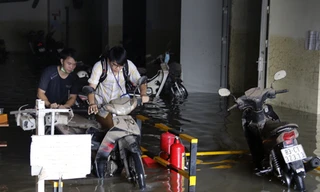 Xe được sinh viên lấy ra sau gần một ngày ngâm trong nước. Ảnh: Sơn Hòa/VnExpress