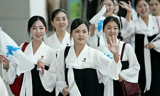 Đội hoạt náo viên Triều Tiên từng đến Hàn Quốc năm 2005. Giữa ảnh là bà Ri Sol-ju, hiện là phu nhân Chủ tịch Triều Tiên Kim Jong-un. Ảnh: Yonhap