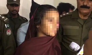 Aasia Bibi trả lời báo giới. Ảnh: Caters