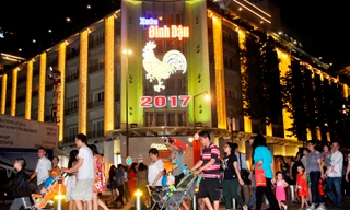 Biển người xuống đường đón năm mới 2017 ở Sài Gòn