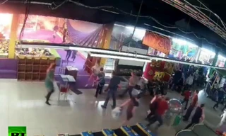 Khoảnh khắc biển lửa nhấn chìm trung tâm thương mại Nga trong nháy mắt