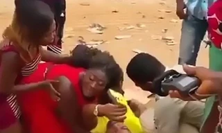 Chàng trai áo vàng giả chết để cầu hôn bạn gái.