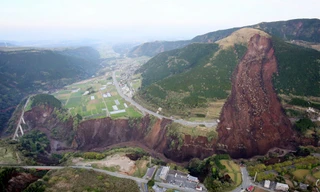 Cảnh tượng như tận thế sau động đất Nhật Bản