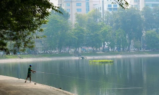 Hồ Thiền Quang thường xuyên có hàng chục người tới đây câu cá mỗi ngày. Hoạt động câu cá ở hồ đã tồn tại trong thời gian rất lâu dù đây là việc bị cấm.