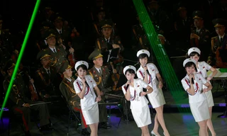 Ban nhạc nữ Moranbong biểu diễn cùng dàn nhạc nam thuộc quân đội Triều Tiên có tên Merited Chorus. Ảnh: AP