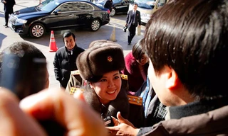 Hyon Song-wol - trưởng nhóm nhạc nữ lừng danh Moranbong trả lời báo chí khi đến Trung Quốc lưu diễn hồi năm 2015. Ảnh: Getty