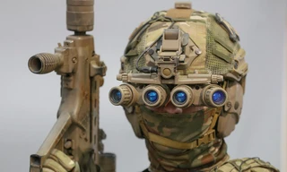 Lính đặc nhiệm Ukraine đeo kính nhìn xuyên đêm, xách súng trường đi đấu game