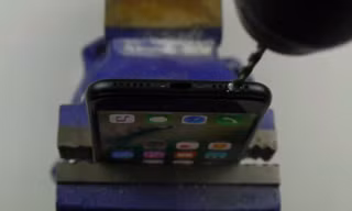 Hướng dẫn cách tạo lỗ cắm tai nghe trên iPhone 7 bằng... khoan