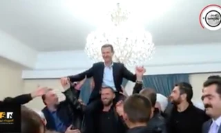 Ăn mừng giải phóng, cư dân Syria nâng Tổng thống Assad trên vai