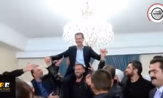 Ăn mừng giải phóng, cư dân Syria nâng Tổng thống Assad trên vai