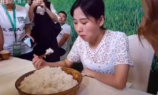 Sốc với thiếu nữ 'dạ dày không đáy' ăn liền tù tì 4kg cơm