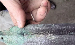 Ngỡ ngàng tìm thấy bảo kiếm 2.000 năm tuổi ở ngôi nhà cổ 