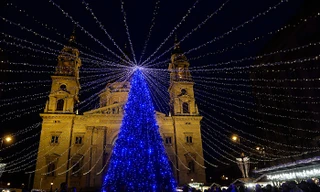 Đẹp mê hồn những cây thông Noel khổng lồ trên thế giới