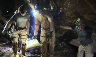 Đội cứu hộ đưa cầu thủ nhí rời hang Tham Luang bằng cáng. Ảnh: AFP