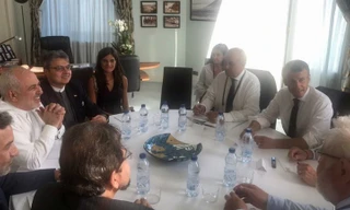 Ngoại trưởng Iran (áo trắng, bên trái ảnh) trong cuộc gặp với Tổng thống Pháp Macron (áo trắng, ngoài cùng bên phải ảnh). Nguồn: Twitter Ngoại trưởng Javad Zarif