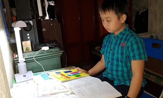 Góc học tập của Sơn rất nhiều sách tiếng Anh và Phật pháp 