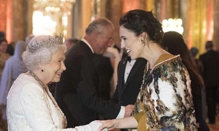 Thủ tướng New Zealand mặc áo choàng lông vũ đến Điện Buckingham