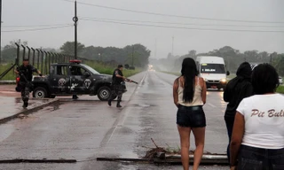 Bên ngoài nhà tù xảy ra vụ cướp ngục táo tợn ở bang Pará, phía Bắc Brazil. Ảnh: EPA