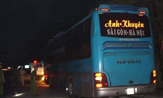 Bị kiểm tra, tài xế cố thủ trong xe suốt nhiều giờ