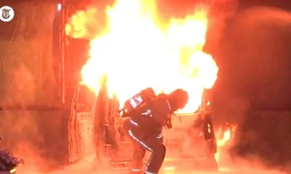 Chiếc xe bốc cháy dữ dội sau khi đâm trúng toà soạn báo. Ảnh: Twitter