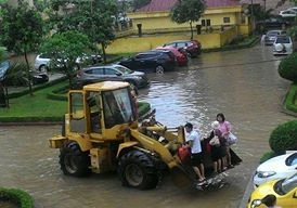 Hà Nội ngập sâu, máy xúc được tận dụng đưa học sinh tới trường