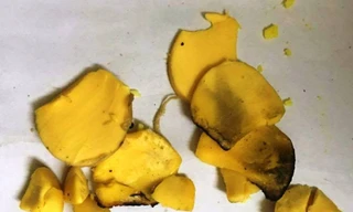 Trứng gà mua tại quán bóp không vỡ nát, dẻo dai, đốt cháy khét.