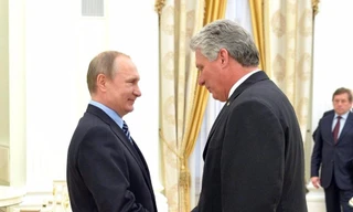 Tổng thống Nga Vladimir Putin bắt tay ông Miguel Diaz-Canel Bermudes trong bức ảnh chụp năm 2016. Ảnh: Điện Kremlin