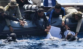 Lực lượng thợ lặn tham gia tìm kiếm tại hiện trường vụ tai nạn. Ảnh: Getty