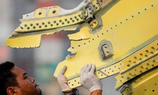 Mảnh vỡ máy bay Lion Air JT610. Ảnh: Reuters