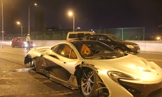 Xế hộp 45 tỉ đồng nát bươm sau cú đâm kinh hoàng