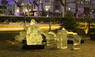 Bức tượng băng vỡ tan thành nhiều mảnh. Ảnh: Twitter