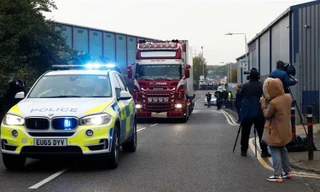 Chiếc xe container chở thi thể 39 người nhập cư. Ảnh: Reuters