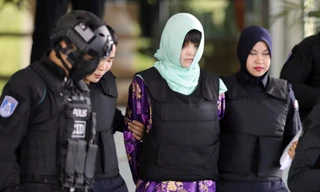 Nghi phạm Đoàn Thị Hương xuất hiện tại toà hôm qua, 28/6. Ảnh: AP