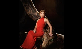 Scarlett Johansson khoe vẻ quý phái bên... mãng xà khổng lồ