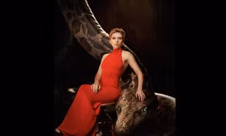 Scarlett Johansson khoe vẻ quý phái bên... mãng xà khổng lồ